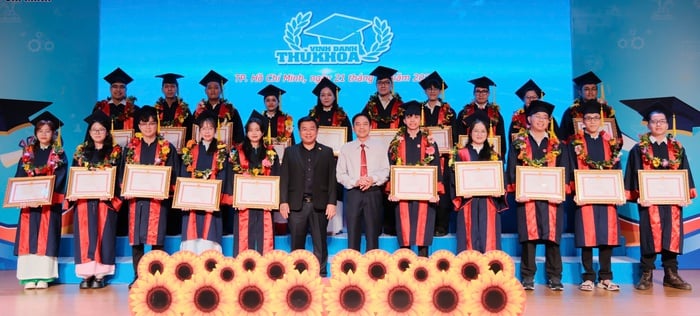 Hơn 50% thủ khoa được TPHCM vinh danh là nữ- Ảnh 5.