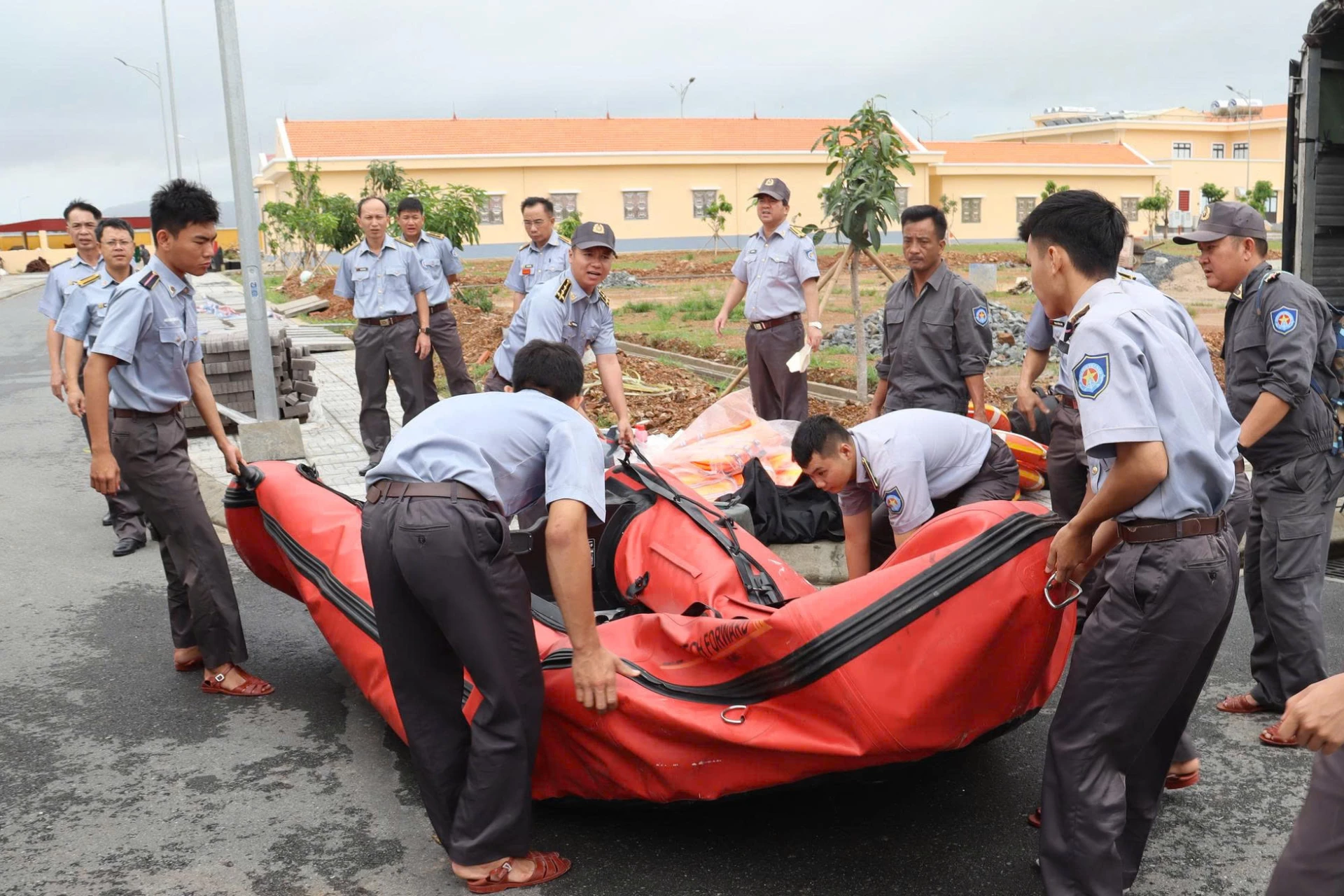 เจ้าหน้าที่และเจ้าหน้าที่ชุดควบคุมการประมงที่ 4 ลงพื้นที่ช่วยเหลือผู้ประสบภัย