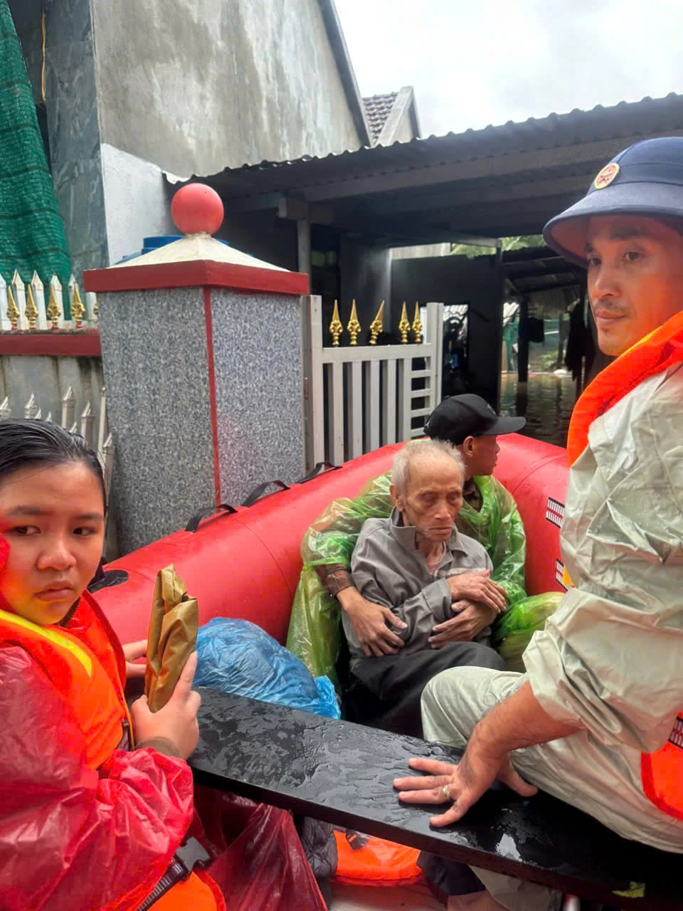 ร่วมช่วยเหลือประชาชน ต.นิญฮว้า