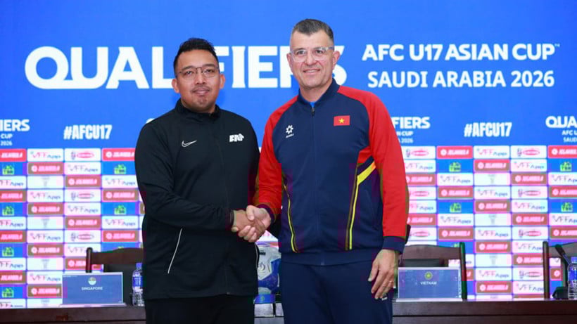 โค้ชคริสเตียโน โรลันด์แห่งทีมชาติเวียดนาม รุ่นอายุไม่เกิน 17 ปี (ขวา) และโค้ชอัชราฟ อาริฟฟินแห่งทีมชาติสิงคโปร์ รุ่นอายุไม่เกิน 17 ปี ในงานแถลงข่าว (ภาพ: VFF)