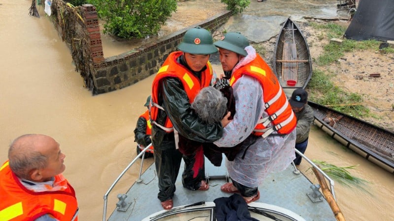 Η Ταξιαρχία 572 χρησιμοποίησε κανό, μηχανοκίνητες λέμβους και εξειδικευμένα οχήματα για να διασχίσει τα ορμητικά νερά και να διασώσει ανθρώπους σε απομονωμένες περιοχές.