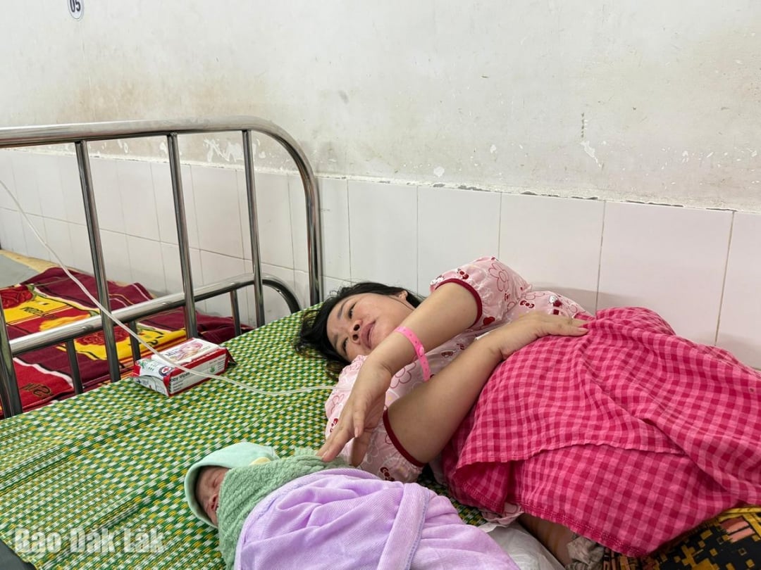 बाढ़ के बीच सुरक्षित जन्म।