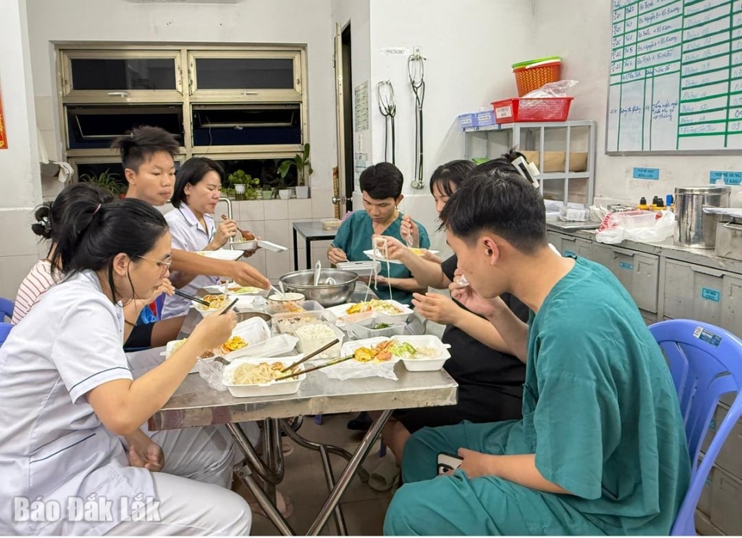 फू येन जनरल अस्पताल में चिकित्सा दल के बाढ़ दिवस पर त्वरित भोजन।