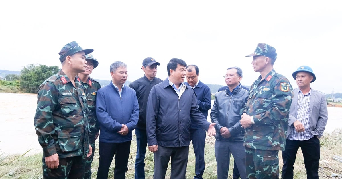 Bí thư Tỉnh ủy Lâm Đồng thăm, tặng quà lực lượng Quân khu 7 tham gia khắc phục hậu quả thiên tai