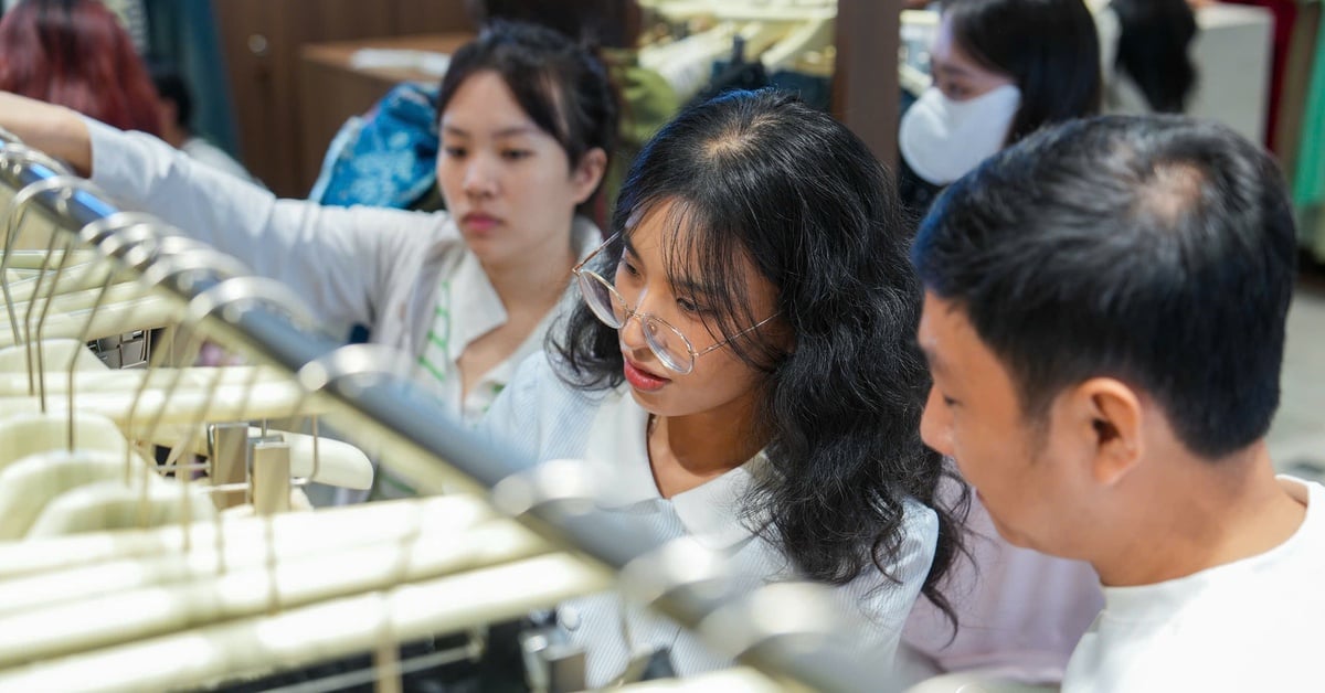 Chưa tới Black Friday, nhiều cửa hàng đã khuyến mãi 50-70% để hút khách