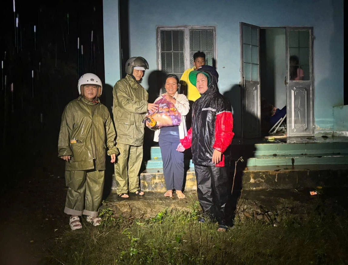 Hội Liên hiệp Phụ nữ xã tặng quà cho hộ dân ở thôn Sông Búng.