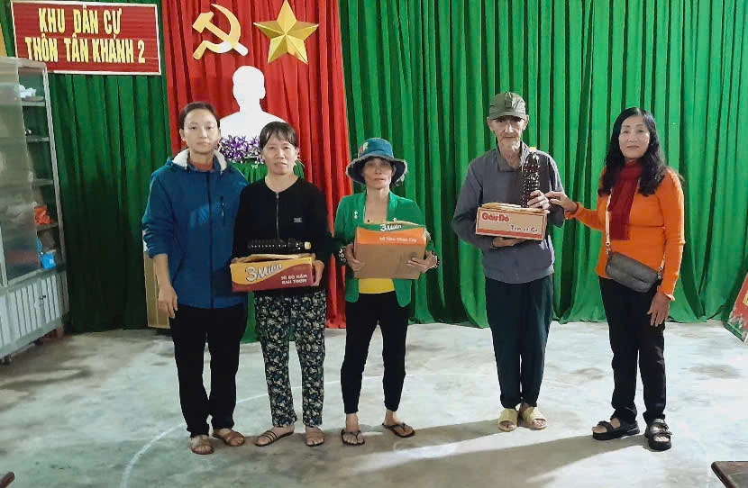 Tặng quà cho hộ nghèo thôn Tân Khánh 1.