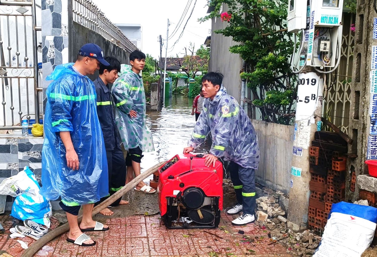 ក្រុមពន្លត់អគ្គិភ័យ និងសង្គ្រោះតំបន់៣ បានជួយកម្លាំង និងឧបករណ៍បូមទឹករំដោះទឹកក្នុងភូមិ៤។
