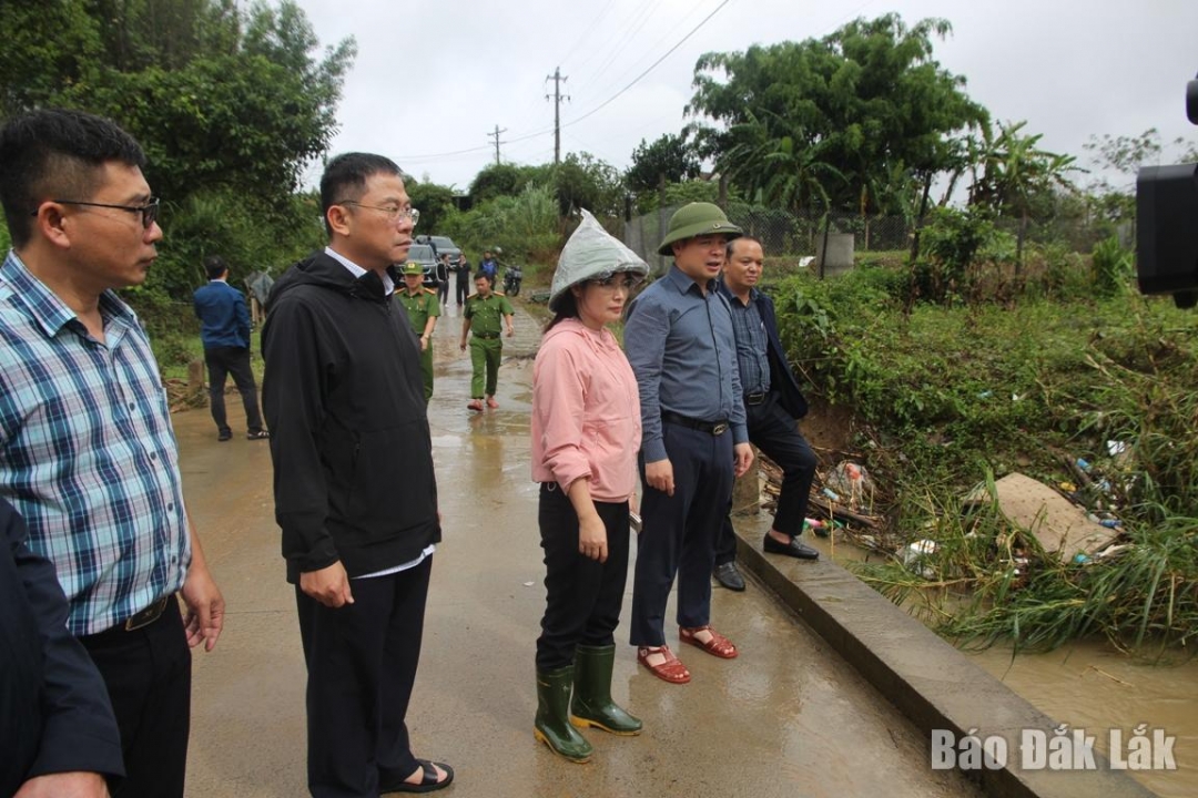 Do Huu Huy, a Tartományi Pártbizottság titkárhelyettese ellenőrizte az árvízkár-elhárítási munkálatokat Ea Trang községben.