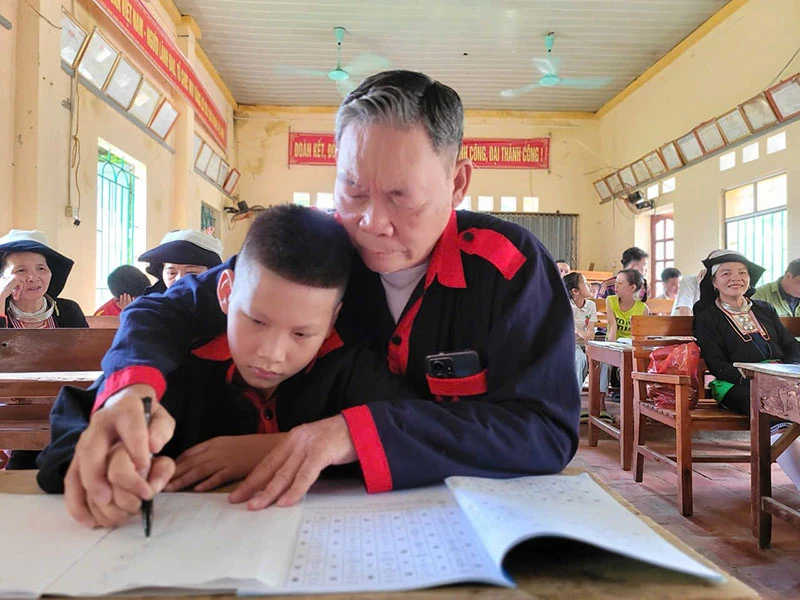 Att bevara och främja etniska minoriteters skrift och språk (del 1): Att fortsätta skriftflödet, bevara språket i bergen och skogarna