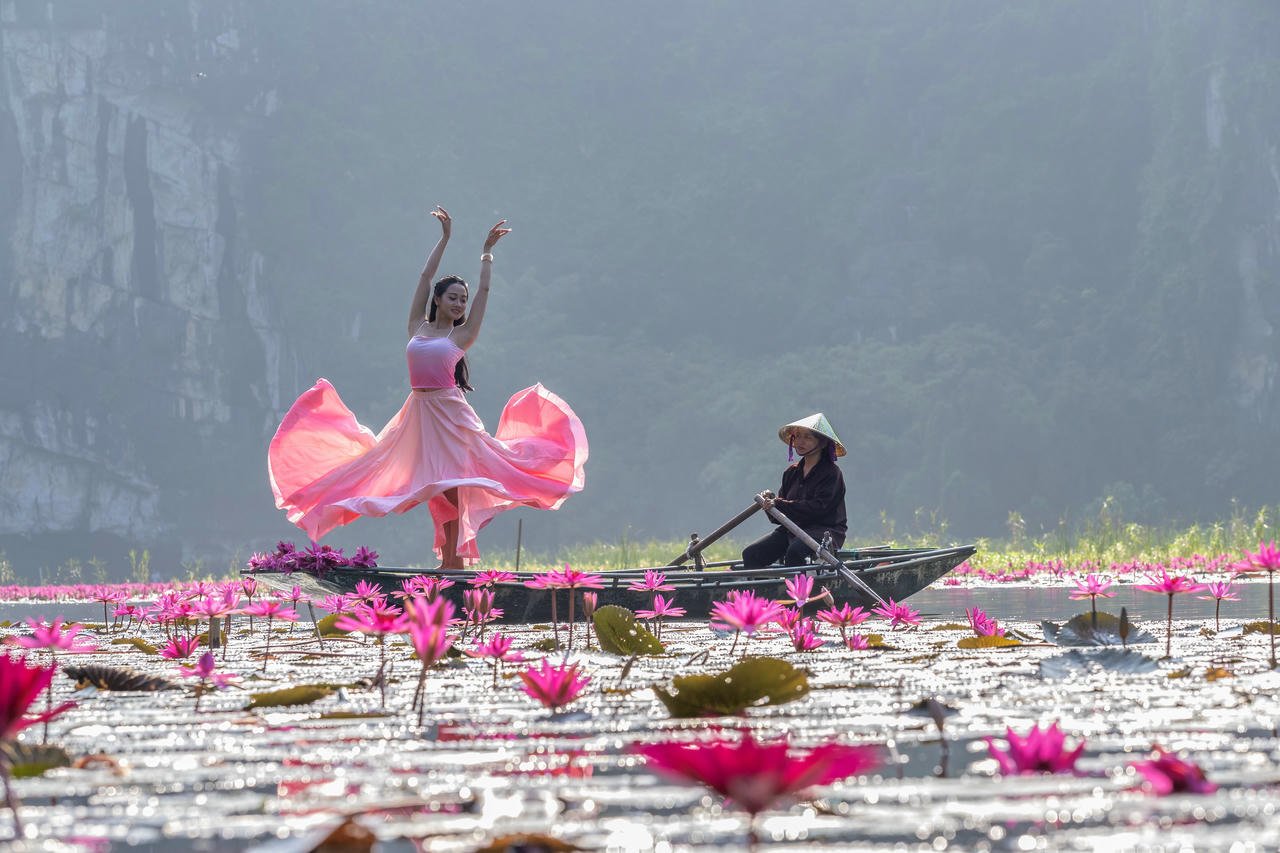 นักท่องเที่ยวสามารถร่วมทัวร์ถ่ายภาพทางเรือบนแม่น้ำโงดง เพื่อเก็บภาพช่วงเวลาแห่งดอกบัวฤดูใบไม้ร่วงในยามพระอาทิตย์ตกหรือแสงเช้า