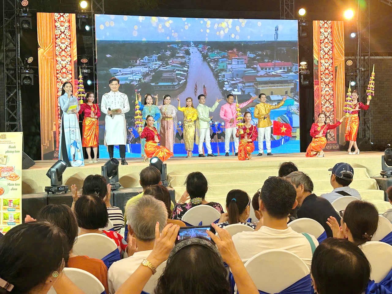 Semasa program berlangsung, kawasan pentas seni di Rumah Kebudayaan Belia Bandar Ho Chi Minh sentiasa menarik minat penonton yang ramai.