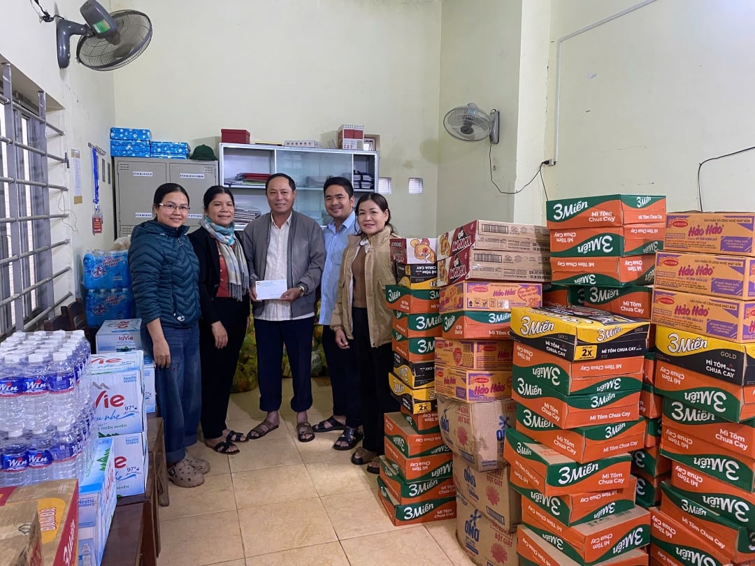 Ủy ban MTTQ Việt Nam xã Ea Knuếc: Trao tiền và nhu yếu phẩm hỗ trợ người dân xã Vụ Bổn