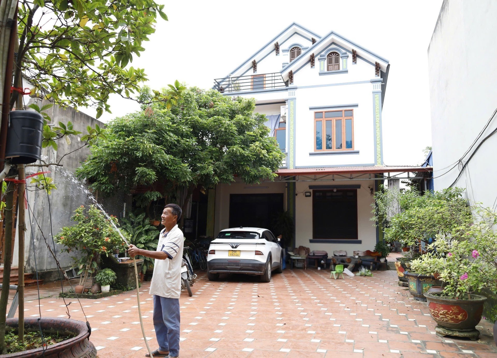 Không chỉ là người vận động, ông Sáng còn là cầu nối giữa doanh nghiệp và nông dân, giữa chính quyền và cơ sở sản xuất. Ảnh: Hoàng Hiền.