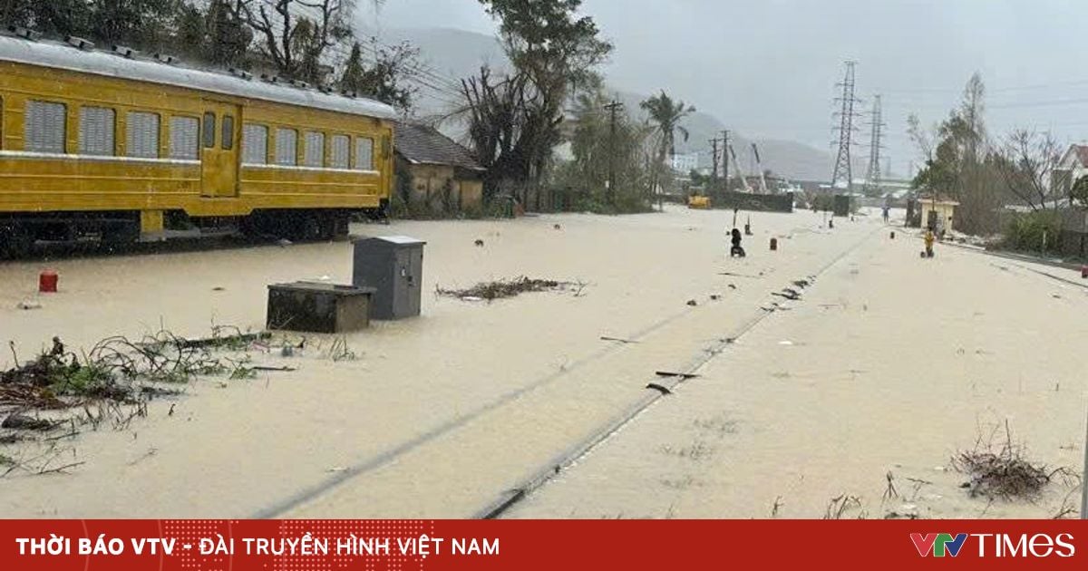 Lũ lụt gây tê liệt đường sắt, hơn 2.000 hành khách mắc kẹt