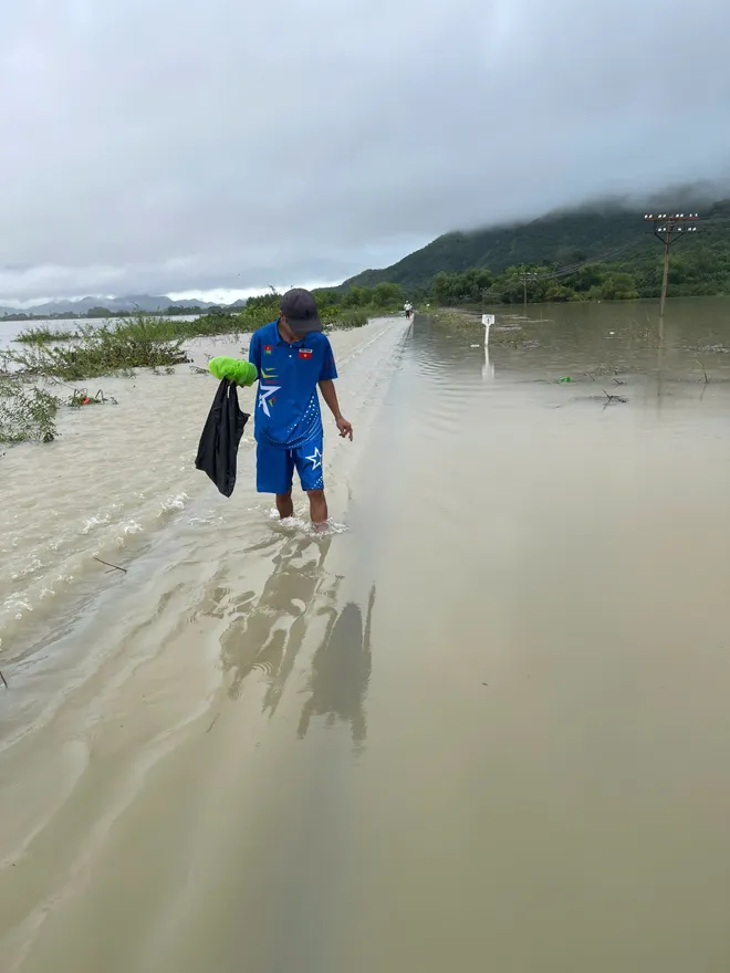 Lũ lụt gây tê liệt đường sắt: thiệt hại gần 10 tỷ đồng, hơn 2.000 hành khách mắc kẹt - Ảnh 3.