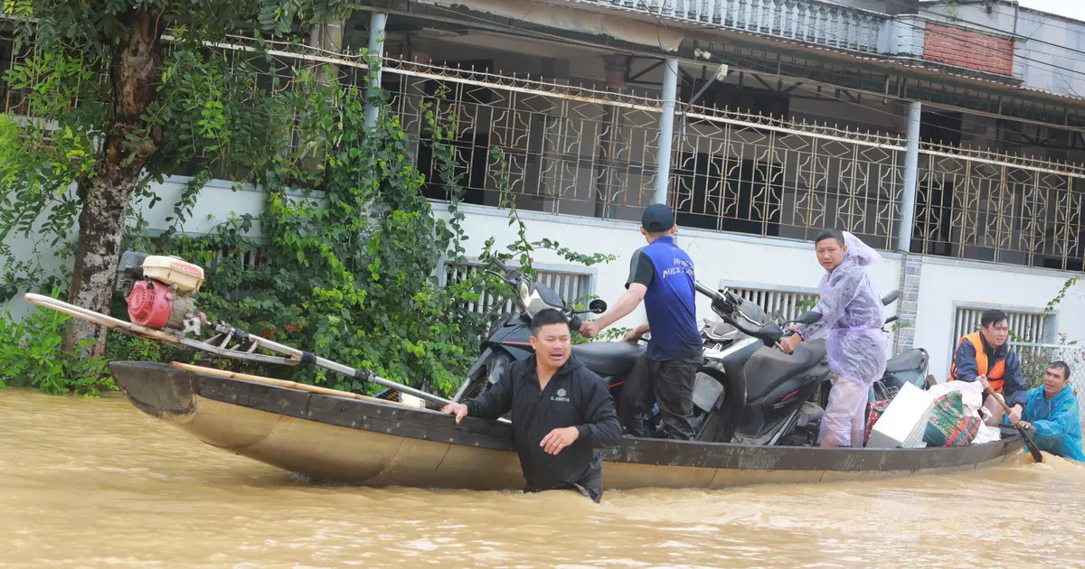 Đắk Lắk: Nước sông Krông Ana dâng cao, hàng trăm người ôm tài sản chạy lũ