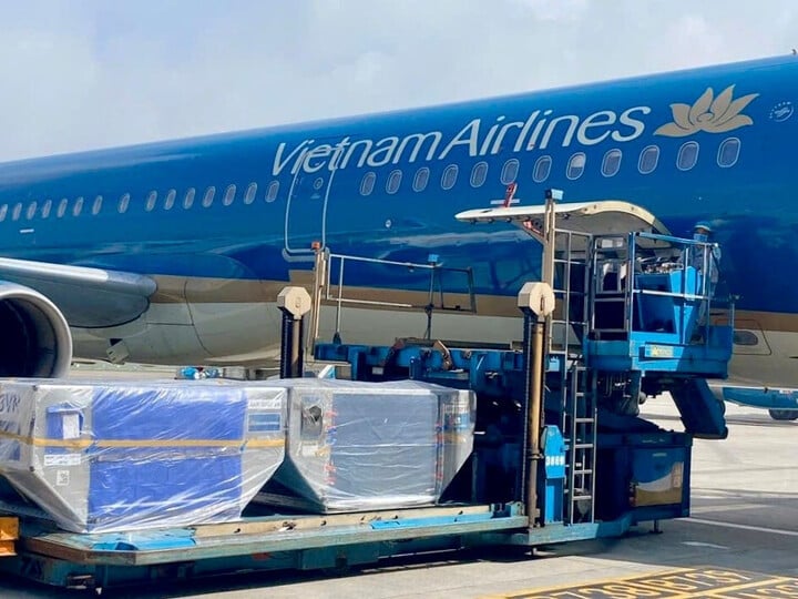 Vietnam Airlines tiếp tục vận chuyển miễn phí hàng hóa hỗ trợ đồng bào vùng lũ - 1