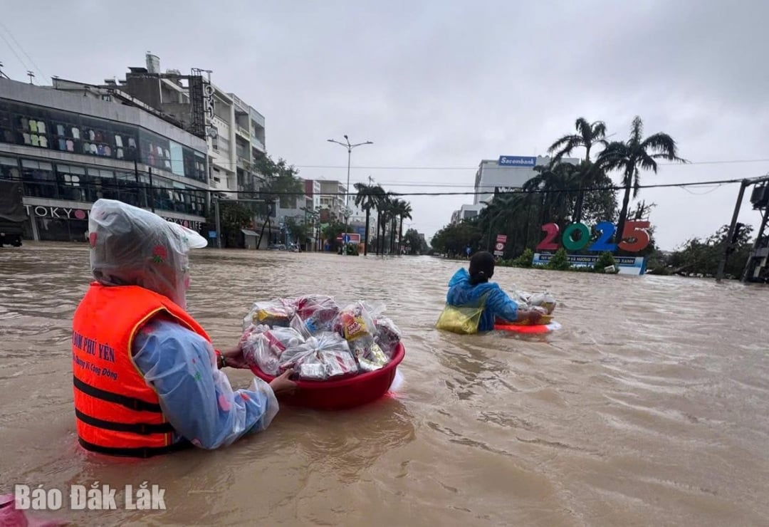 Những suất cơm nóng tiếp sức người dân bị cô lập
