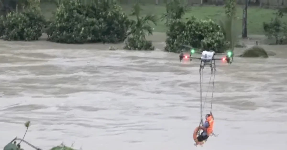 Dùng máy bay không người lái cứu người đàn ông bị lũ cô lập giữa sông