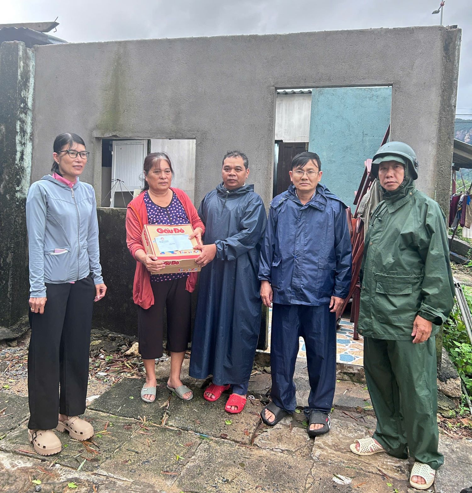 Xã Nam Cam Ranh hỗ trợ các hộ dân bị thiệt hại do mưa lũ