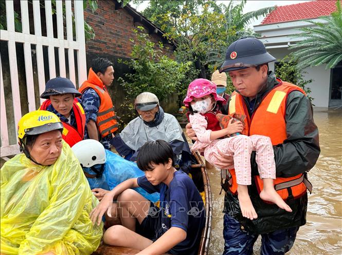 Chi đội Kiểm ngư số 4 hỗ trợ Khánh Hòa ứng phó mưa lũ