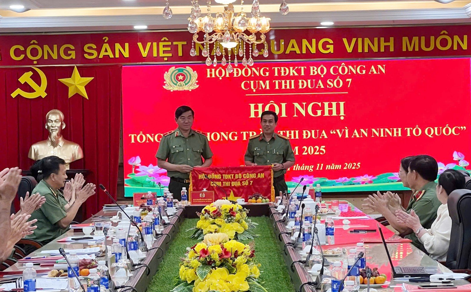 Thiếu tướng Nguyễn Văn Hận Giám đốc Công an tỉnh An Giang trao cờ luân lưu cho Công an tỉnh Cà Mau