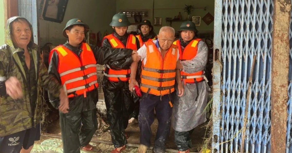 Lữ đoàn 572 sử dụng ca-nô, xuồng máy hỗ trợ người dân...