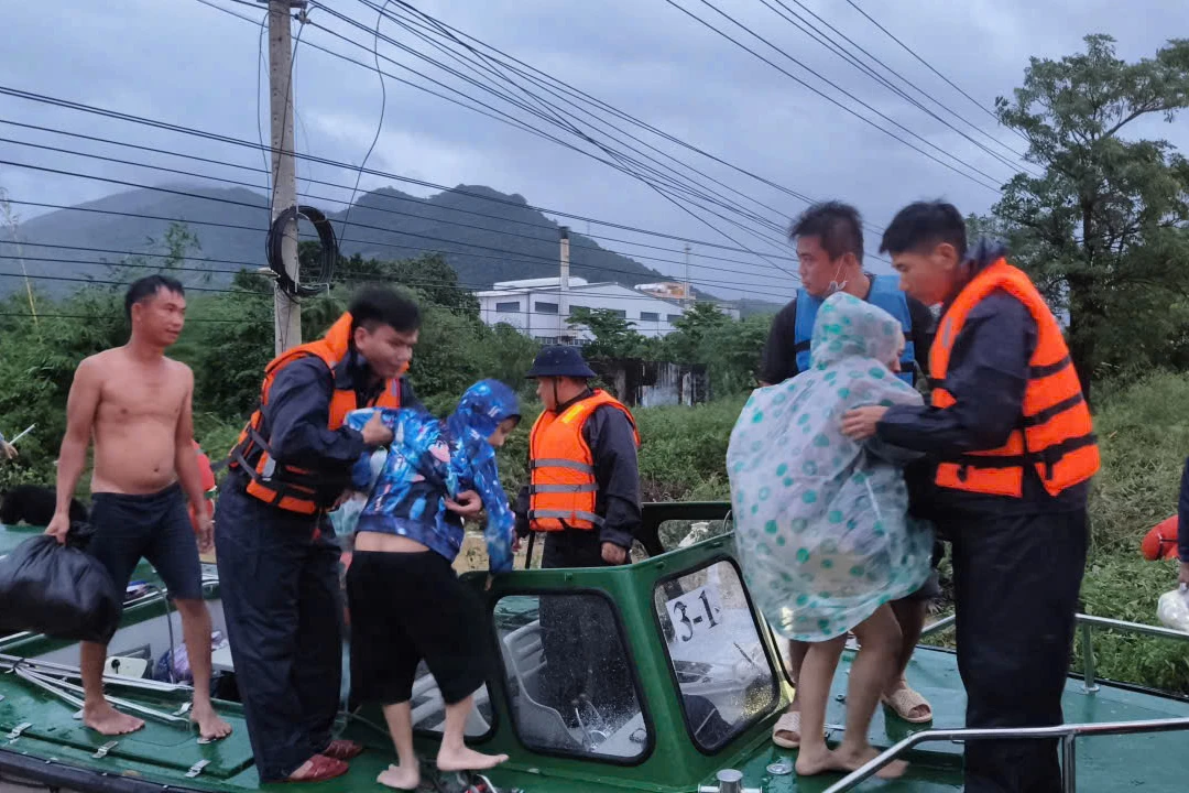 Tentara brigade menyelamatkan orang-orang.