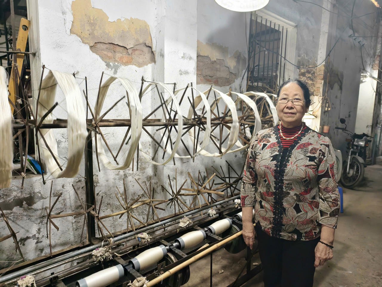 Пані Нгуєн Тхі Фу, 71 рік, майстриня у селищі шовку Ван Фук