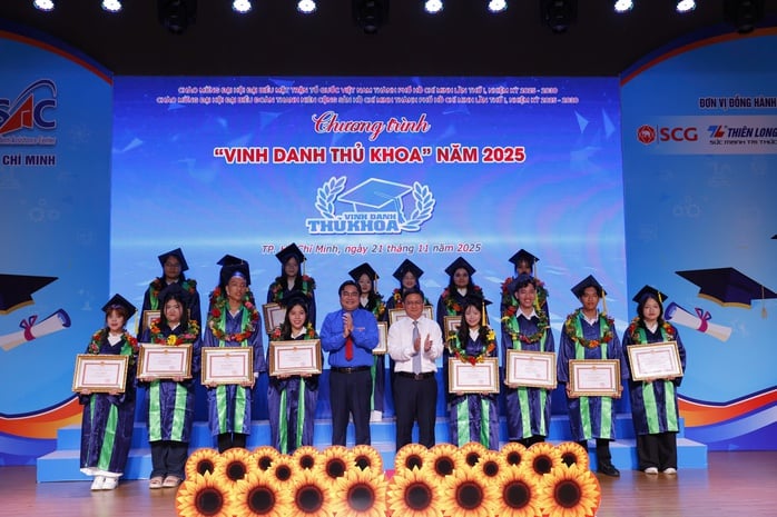 TP HCM vinh danh gần 90 thủ khoa, 5 người đạt điểm đối. - Ảnh 1.