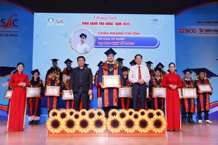 TP HCM vinh danh gần 90 thủ khoa, 5 người đạt điểm đối. - Ảnh 4.