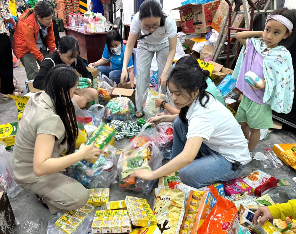 Lidé balí zboží, které pošlou krajanům těžce postiženým přírodními katastrofami.