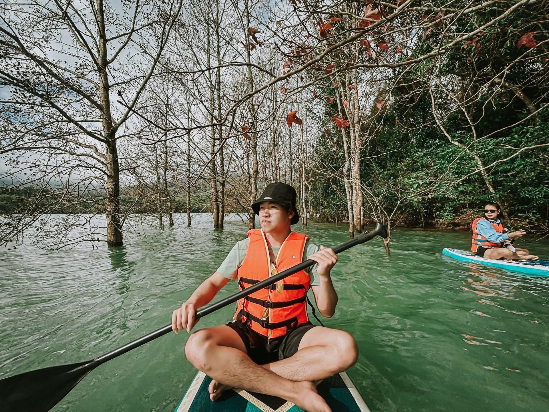 ស្លឹក​ដើម​ម៉េផល​មាន​លក្ខណៈ​ពណ៌​ទឹកក្រូច និង​ពណ៌​លឿង​សរទរដូវ។