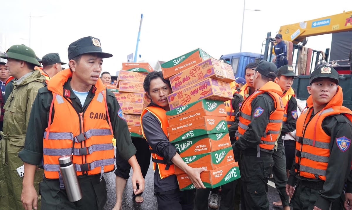 Thủ tướng chỉ đạo tăng cường quản lý và sử dụng hàng dự trữ quốc gia ứng phó mưa lũ tại miền Trung