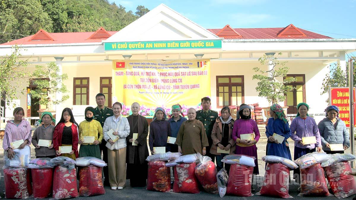 Tặng quà, hỗ trợ khắc phục hậu quả thiên tai tại xã Lũng Cú