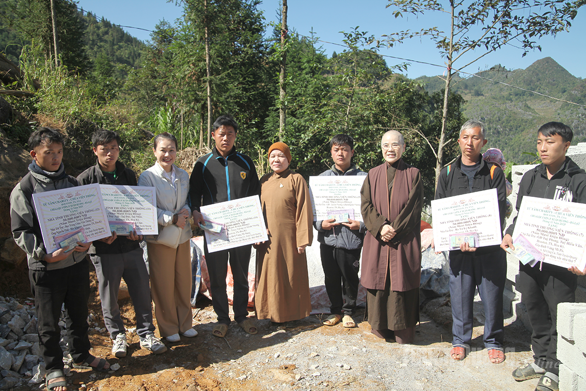 Die Delegation überreichte Gelder zur Unterstützung des Hausbaus für Haushalte im Dorf Ma Lau A.