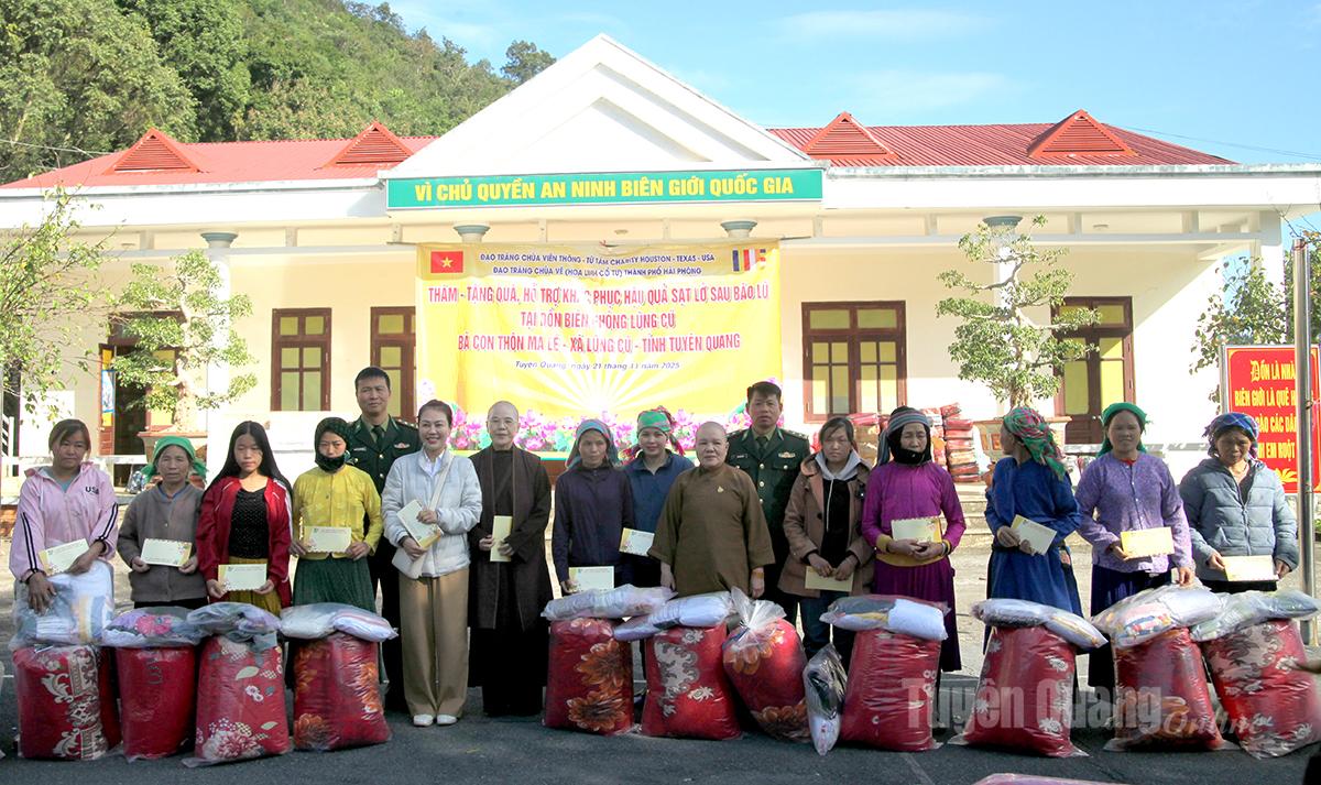 Die Delegation verteilte Geschenke an arme Haushalte, die von Naturkatastrophen betroffen waren.
