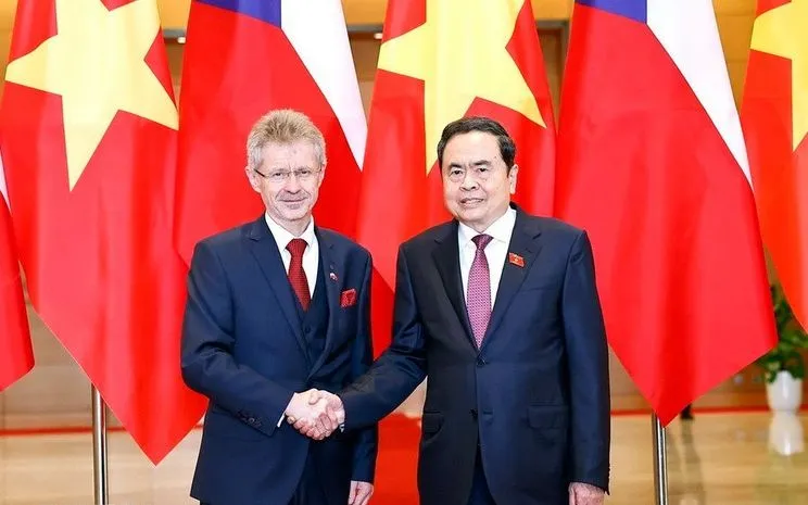 Przewodniczący Zgromadzenia Narodowego Tran Thanh Man wita Przewodniczącego Senatu Republiki Czeskiej. (Zdjęcie: VNA)