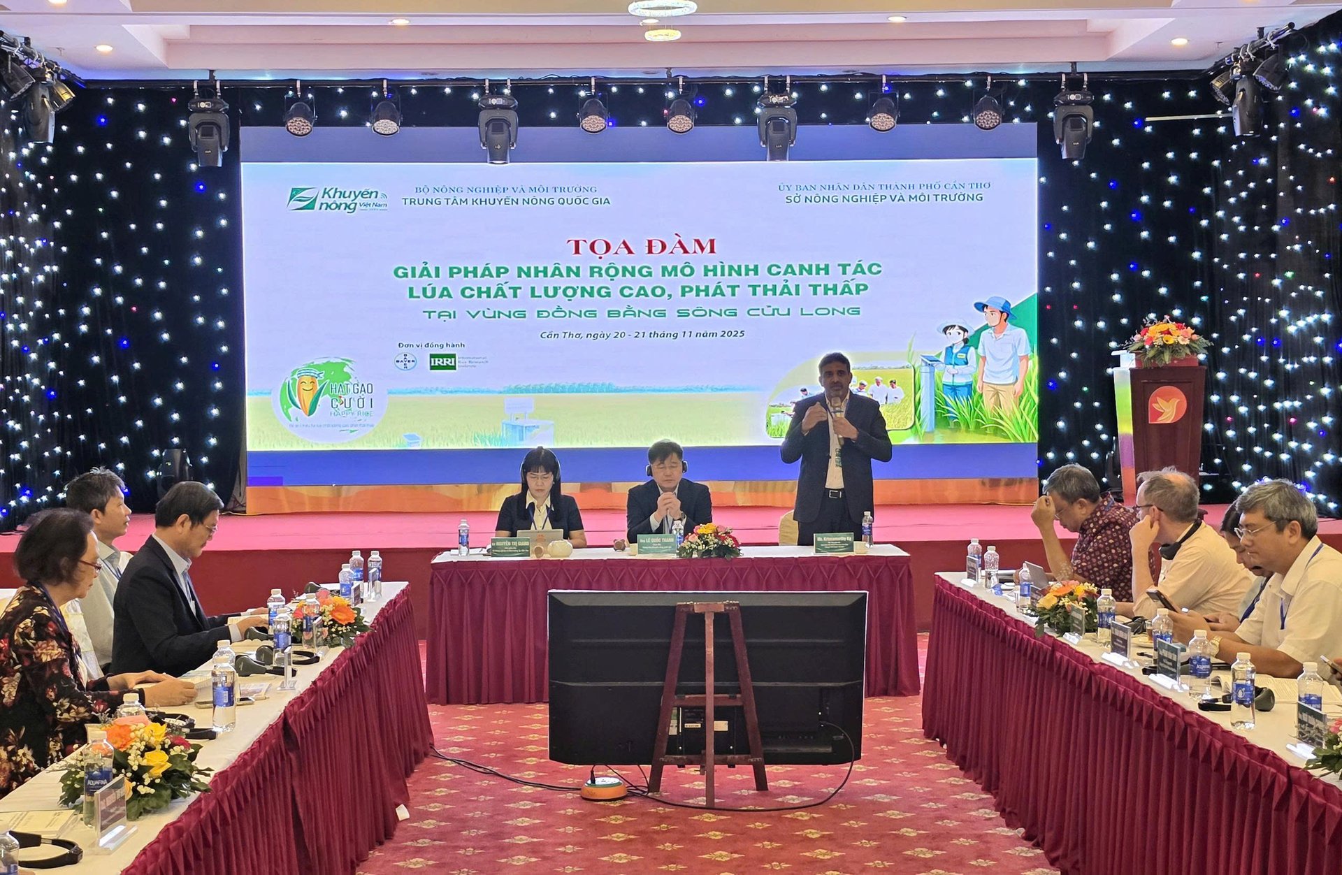 Tọa đàm 'Giải pháp nhân rộng mô hình canh tác lúa chất lượng cao, phát thải thấp tại vùng Đồng bằng sông Cửu Long'. Ảnh: Anh Khoa.