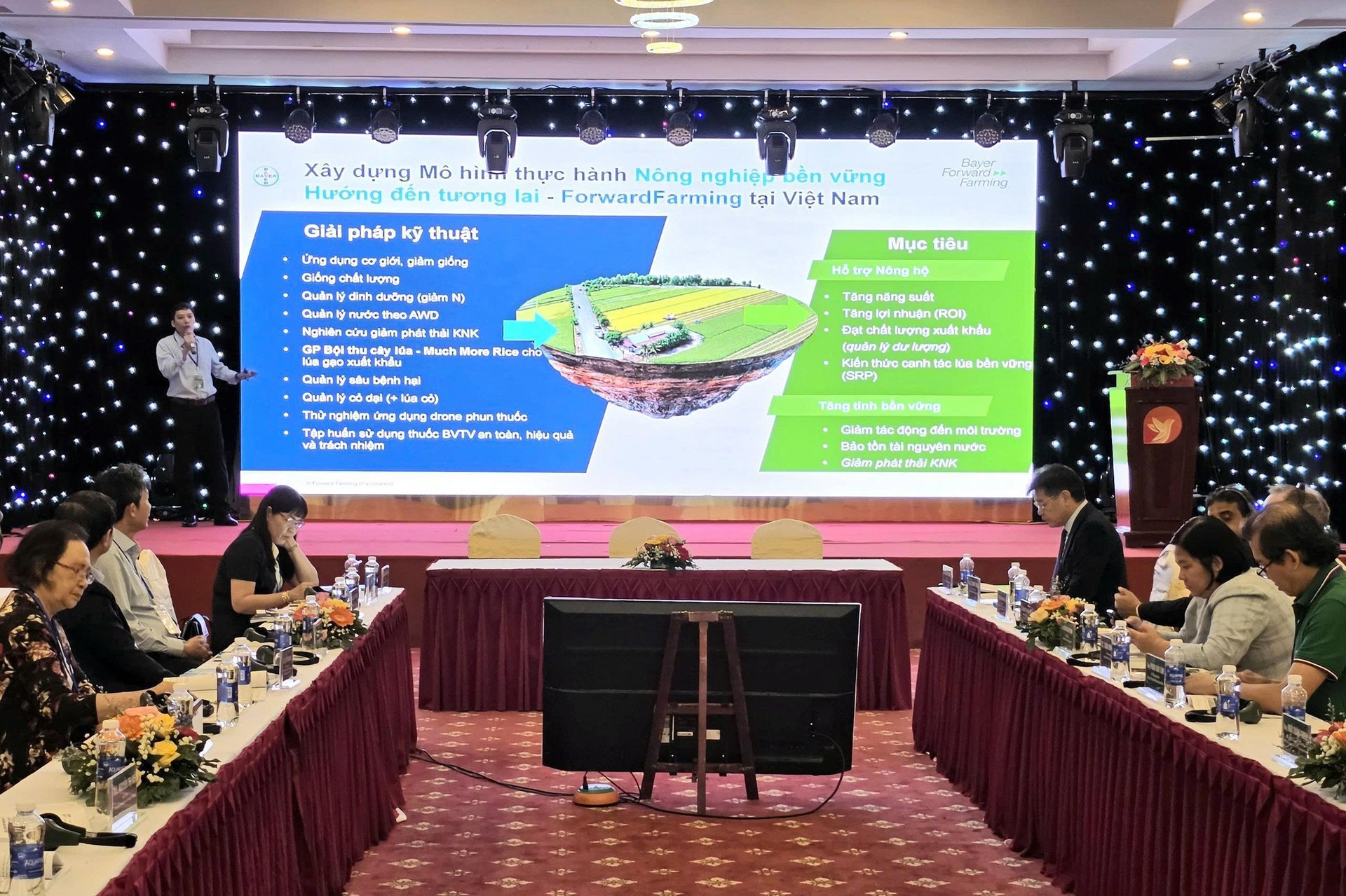 Đại diện Bayer Việt Nam báo cáo hiệu quả mô hình Bayer ForwardFarming tại sự kiện. Ảnh: Anh Khoa.