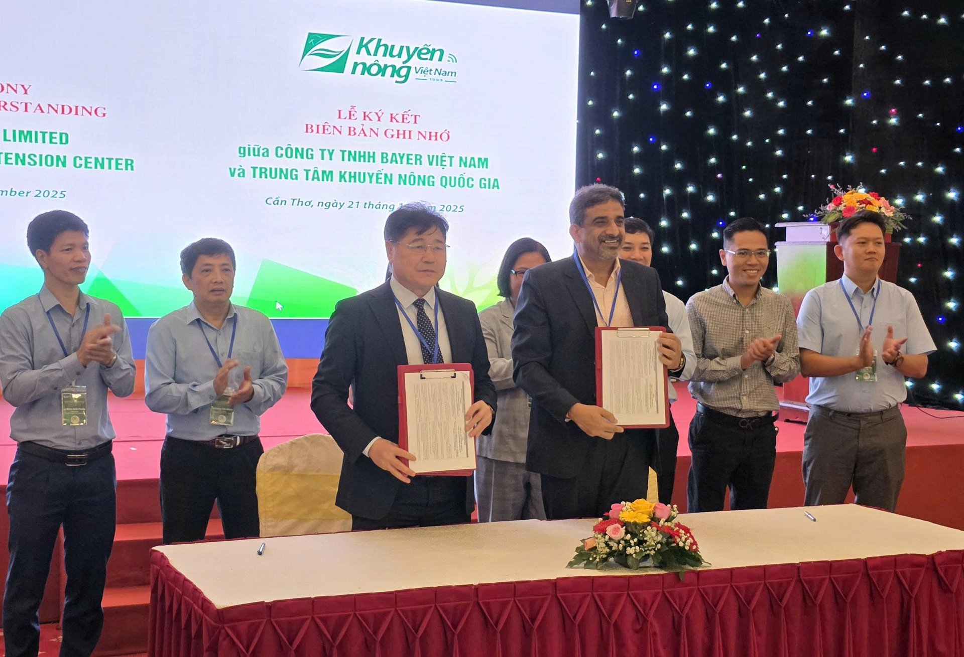 Lễ ký kết Biên bản ghi nhớ hợp tác giữa Trung tâm Khuyến nông Quốc gia và Bayer Việt Nam. Ảnh: Anh Khoa.