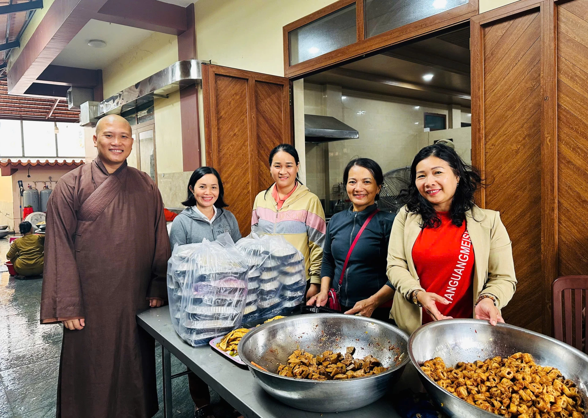 Nhiều bếp ăn 0 đồng đỏ lửa hỗ trợ đồng bào vùng ngập lụt