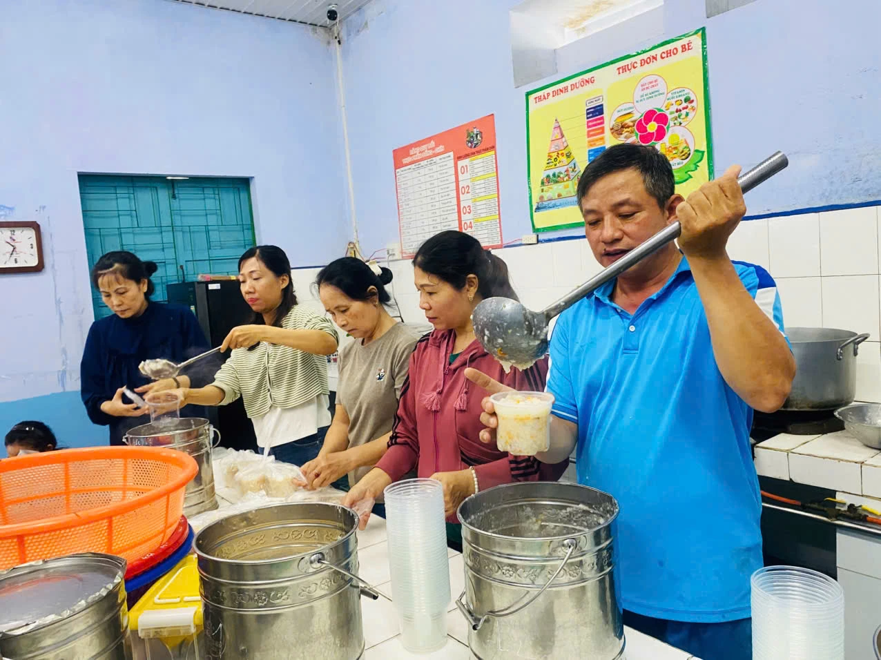 Бесплатная кухня в детском саду Son Ca (отделение Phan Rang).