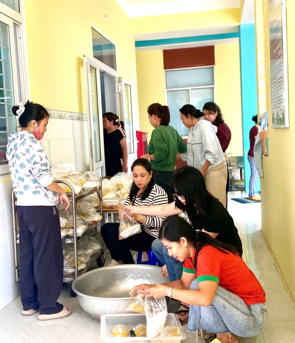 Бесплатная кухня в детском саду Vanh Khuyen (район Донгхай).