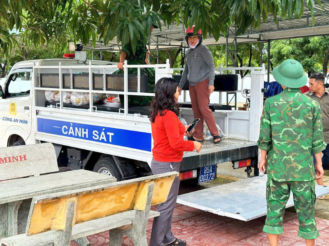 Власти вывозят рис из кухни детского сада Вань Куен (округ Донг Хай) для оказания помощи людям в затопленных районах.