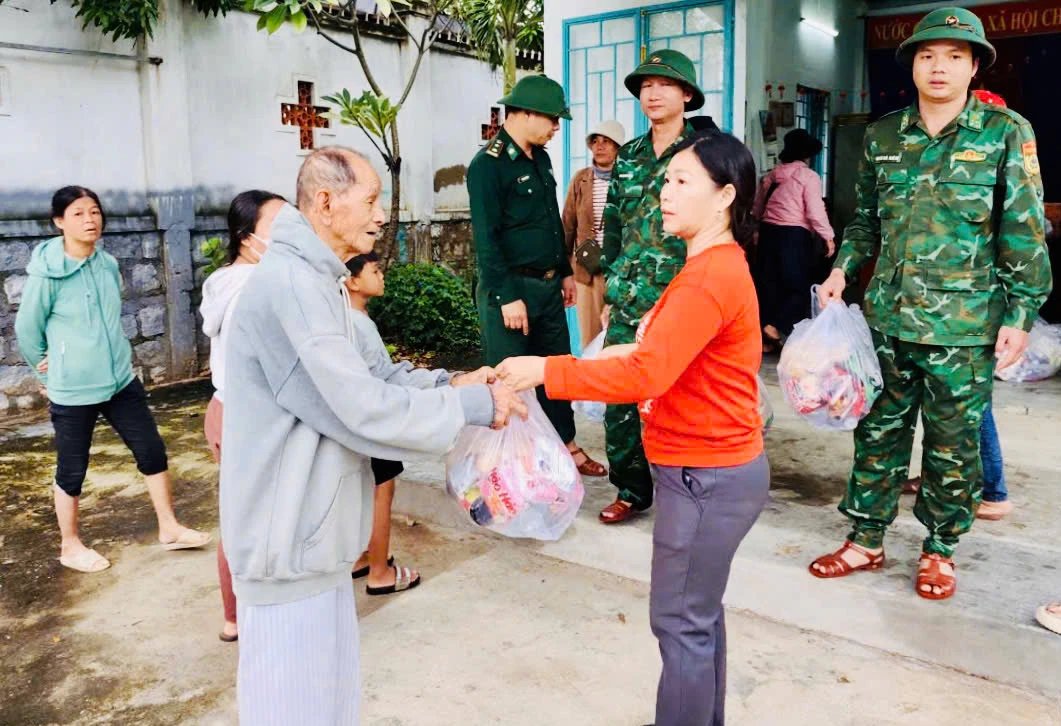 Силовики округа Дунхай раздают рис жителям уязвимых и пострадавших от затопления районов.