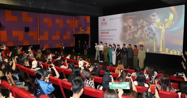 Khán giả hào hứng tham dự chương trình chiếu Phim "Mưa Đỏ" tại Liên hoan Phim Việt Nam lần thứ XXIV