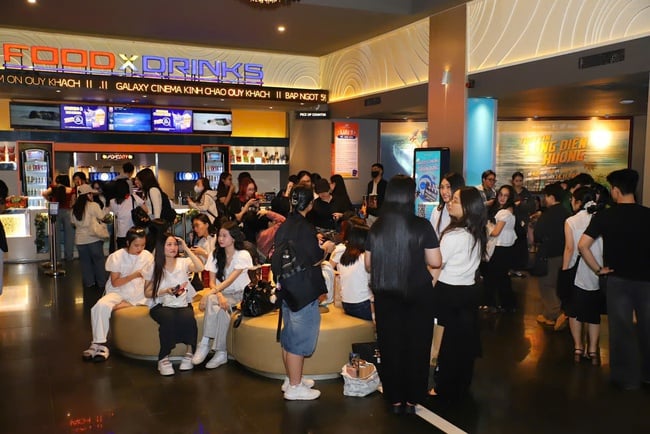 Khán giả hào hứng tham dự chương trình chiếu Phim "Mưa Đỏ" tại Liên hoan Phim Việt Nam lần thứ XXIV - Ảnh 1.