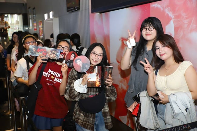 Khán giả hào hứng tham dự chương trình chiếu Phim "Mưa Đỏ" tại Liên hoan Phim Việt Nam lần thứ XXIV - Ảnh 2.